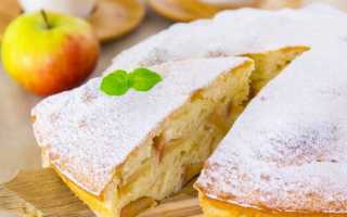 Бисквитный пирог с яблоками — 10 рецептов шарлотки