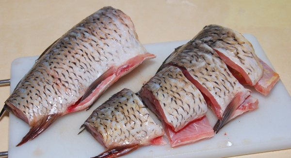 Как жарить рыбу на сковороде с мукой и без. Рецепты с яйцом, луком, панировочными сухарями