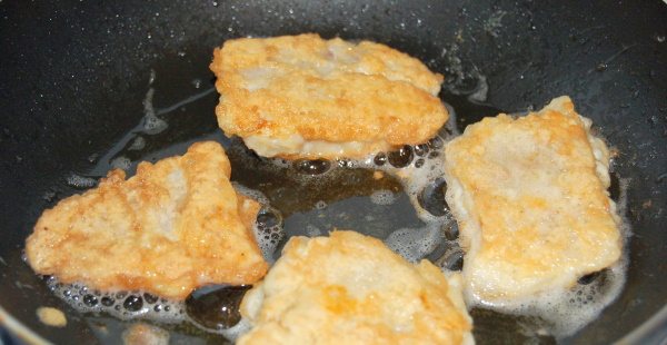Как жарить рыбу на сковороде с мукой и без. Рецепты с яйцом, луком, панировочными сухарями