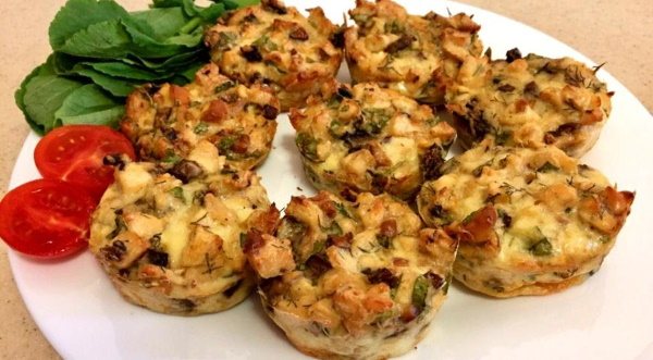 Куриные кексы в формочках. Рецепт ПП с сырной начинкой, грибами, яйцом, овощами пошагово
