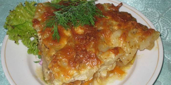 Кусок рыбной запеканки на тарелке