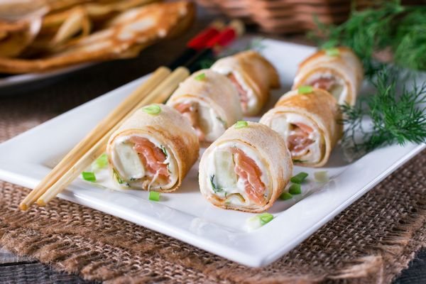 Роллы из блинов на праздничный стол с семгой, сыром, крабовыми палочками