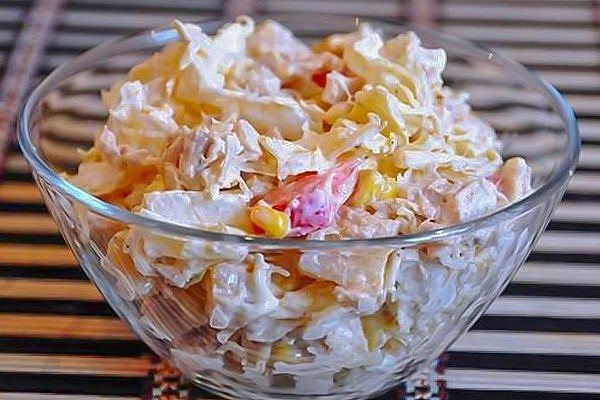 салат с ананасом, мясом и ветчиной