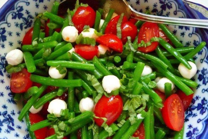 Салат с моцареллой и стручковой фасолью