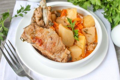 Свиные ребрышки, тушенные с картошкой